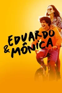 Jovem casal feliz de bicicleta. Ela o abraça por trás. Fundo laranja-amarelo brilhante. Clima alegre e romântico.