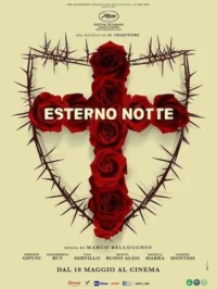 Pôster: Uma grande cruz de rosas vermelhas no centro, envolvida por um coração feito de galhos com espinhos, em fundo creme.