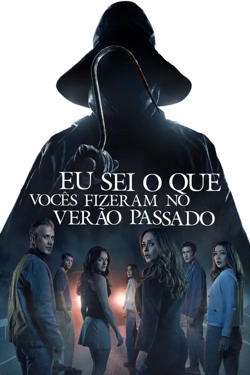 Pôster de terror:figura sombria encapuzada com anzol ensanguentado acima de sete jovens apreensivos em uma estrada escura.