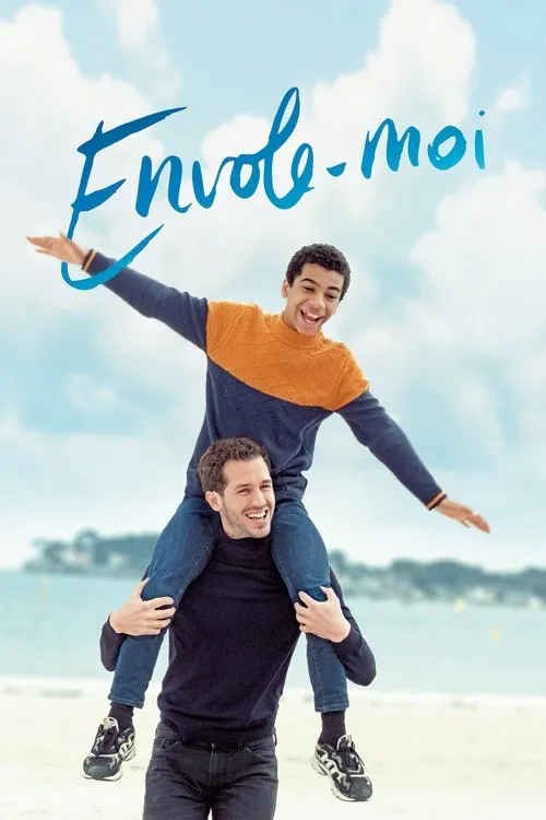 Um adulto sorridente carrega um jovem nos ombros em uma praia ensolarada. O jovem abre os braços,como se voasse. Cena alegre.