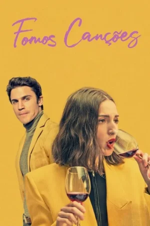 Mulher de blazer amarelo bebe vinho da taça com a boca aberta. Homem de blazer amarelo e gola rolê atrás olha sério. Fundo amarelo.