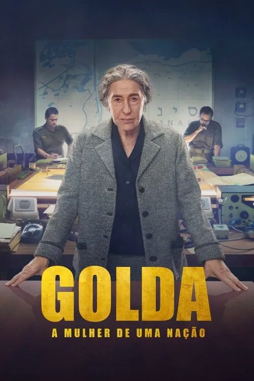 Mulher mais velha séria,de casaco cinza,à frente de dois homens fardados num escritório escuro com mapas e equipamentos de rádio.