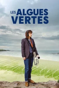 Mulher com fones e microfone numa praia coberta de algas verdes,olhando para o lado,sob um céu nublado.