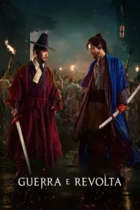 Dois homens em trajes antigos asiáticos se encaram com espadas. Fundo escuro com uma multidão com tochas e arquitetura tradicional.