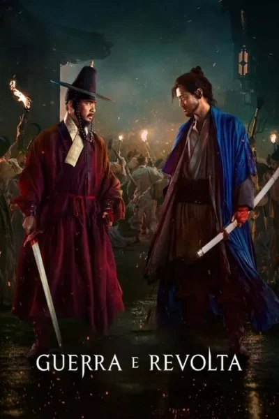 Dois homens em trajes antigos asiáticos se encaram com espadas. Fundo escuro com uma multidão com tochas e arquitetura tradicional.