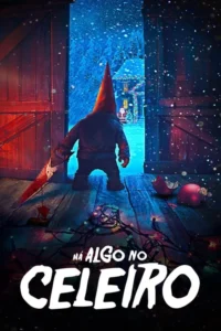 Criatura de gorro vermelho com serra ensanguentada emerge de um celeiro escuro,encarando uma casa natalina nevada. Clima de horror festivo.
