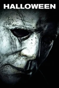 Pôster de terror:Close-up de uma máscara branca,com cicatrizes e textura envelhecida,parcialmente iluminada e na sombra,criando um clima sombrio.