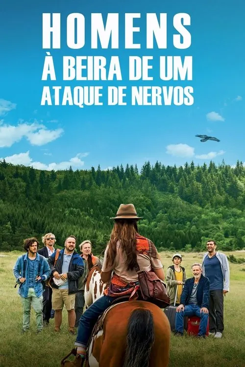 Homens à beira de um ataque de nervos 1 Uma mulher a cavalo,de costas,lidera um grupo de homens em um campo gramado. Floresta verde ao fundo,céu azul claro e um pássaro voando.