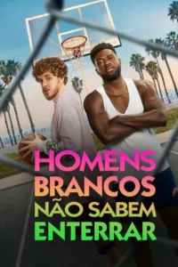 Pôster:Um homem branco com bola e um negro de braços cruzados,em quadra de basquete ensolarada com coqueiros. Energia esportiva.