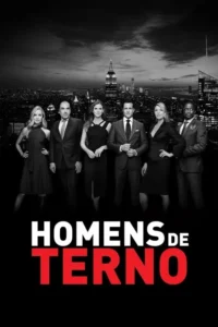 Seis personagens elegantes em trajes de negócios,à frente de um horizonte urbano noturno com arranha-céus. Imagem séria.