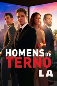 Quatro profissionais sérios (3 homens de terno,1 mulher elegante) em um terraço com vista para a cidade ao pôr do sol.