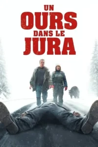 Vista de um corpo estendido na neve de uma estrada. Duas figuras e um urso se aproximam em uma floresta invernal. Clima misterioso e gélido.