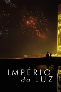 Pôster:Noturno,um casal observa fogos de artifício no céu escuro,com um píer iluminado e um prédio neon à direita.