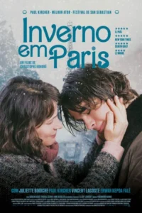 Pôster:Mulher e homem com rostos próximos,a mão dela no rosto dele,em Paris sob neve,com Torre Eiffel. Clima íntimo e terno.