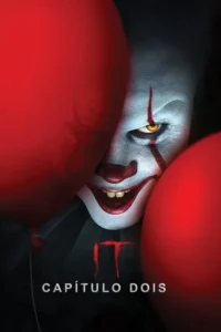 Rosto pálido de palhaço com olhos amarelos brilhantes e sorriso assustador,parcialmente obscurecido por balões vermelhos. Clima de terror.