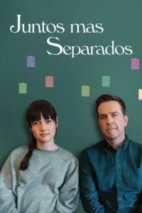 Mulher e homem adultos com expressões calmas,um ao lado do outro,em frente a uma parede verde-escura cheia de post-its coloridos.