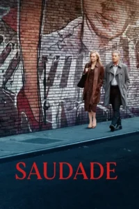 Mulher loira e homem mais velho caminham em calçada escura. Parede de tijolos com grafite ao fundo. Clima urbano e pensativo.