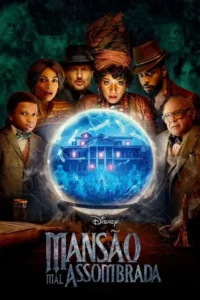 Seis pessoas observam uma bola de cristal que revela uma mansão assombrada e fantasmas. Fundo escuro com faces espectrais. Clima misterioso.