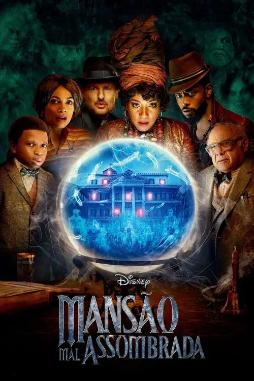 Seis pessoas observam uma bola de cristal que revela uma mansão assombrada e fantasmas. Fundo escuro com faces espectrais. Clima misterioso.