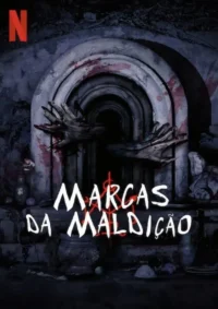 Mãos pálidas e ensanguentadas emergem de um túnel escuro de pedra,com respingos de sangue e clima de horror sombrio.