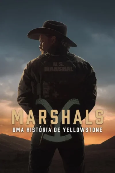 Homem de chapéu e colete U.S. Marshal, de costas, olhando vastas montanhas ao pôr do sol. Clima de faroeste e aventura.