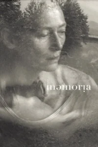 Pôster monocromático. Rosto feminino sereno e etéreo,sobreposto a árvores e uma paisagem distante. Clima introspectivo e sonhador.
