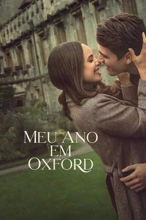 Meu Ano em Oxford 1 Casal sorridente se abraça com rostos próximos,em frente a um edifício de pedra histórico e gramados verdes. Clima romântico.
