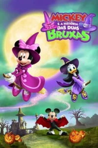 Minnie e Margarida bruxas voam em vassouras. Mickey vampiro posa perto de um castelo assombrado,lua cheia e abóboras de Halloween.