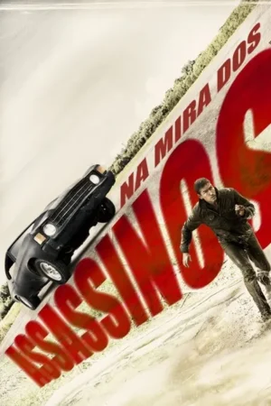 Homem corre em estrada inclinada com carro preto. Grandes formas vermelhas dominam o chão, criando um pôster dinâmico de ação e perseguição.