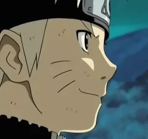 Perfil de um jovem anime sorrindo, com cabelo loiro espetado e bandana. Ele olha para a direita contra um fundo azulado escuro de montanhas.