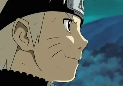 Perfil de um jovem anime sorrindo, com cabelo loiro espetado e bandana. Ele olha para a direita contra um fundo azulado escuro de montanhas.