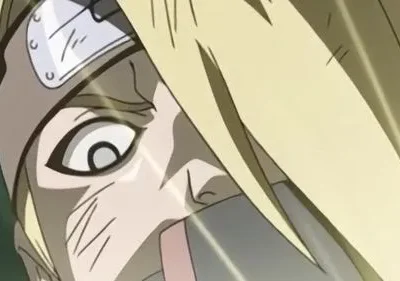 Close-up de personagem de anime loiro com bandana ninja, olho arregalado e boca aberta, expressando choque ou dor intensa. Luz forte.