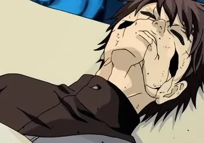 Personagem de anime com rosto severamente deformado e olhos fechados, a pele com buracos pretos. Deitado em travesseiro, clima sombrio.