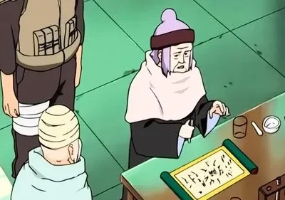 Uma idosa de cabelo roxo e chapéu observa um pergaminho numa mesa de laboratório. Dois personagens de costas, um com cabeça enfaixada.