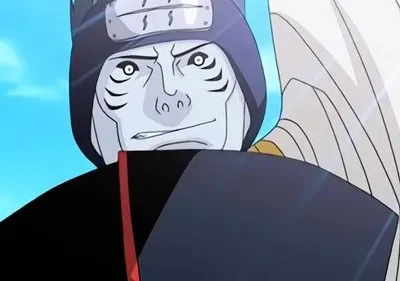 Ser azul-acinzentado de olhos brancos marcantes e marcas escuras na face, usando manto preto e bandana. Fundo de céu azul claro, com expressão séria.