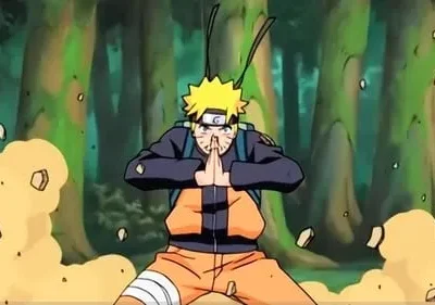 Jovem de cabelo loiro espetado, com roupa laranja e preta, agachado numa floresta. Ele une as mãos enquanto poeira e detritos voam.