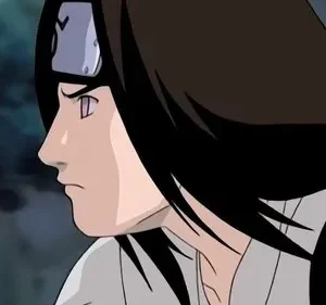 Personagem anime de perfil, cabelo longo escuro, olhos roxos. Usa bandana e traje claro. Olhar pensativo, fundo escuro e embaçado.