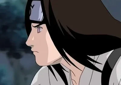 Personagem anime de perfil, cabelo longo escuro, olhos roxos. Usa bandana e traje claro. Olhar pensativo, fundo escuro e embaçado.