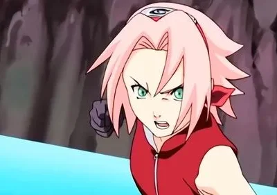 Mulher anime de cabelo rosa e olhos verdes com expressão feroz e punho cerrado. Fundo de rochas escuras e água azul.