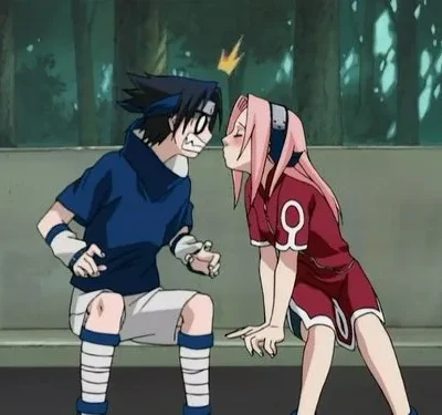 Desenho. Garoto de cabelo escuro, com óculos e dentes falsos, recua enquanto garota de cabelo rosa se inclina para beijá-lo. Cena cômica.