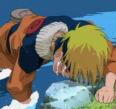 Jovem loiro de roupa laranja e azul ajoelhado na água. Seu rosto pinga de suor, indicando grande exaustão.