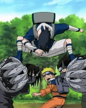 Cena de anime de ação na floresta. Jovem de azul salta sobre dois oponentes armados. Amigo de laranja observa chocado. Clima intenso.