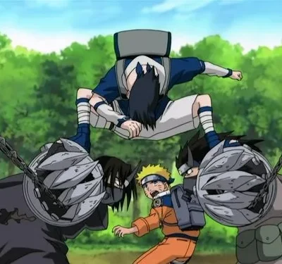 Cena de anime de ação na floresta. Jovem de azul salta sobre dois oponentes armados. Amigo de laranja observa chocado. Clima intenso.