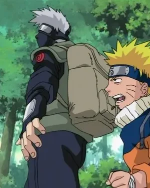 Um ninja mascarado de cabelo cinza lidera um jovem loiro de roupa laranja e azul, que parece surpreso, em uma floresta verde.