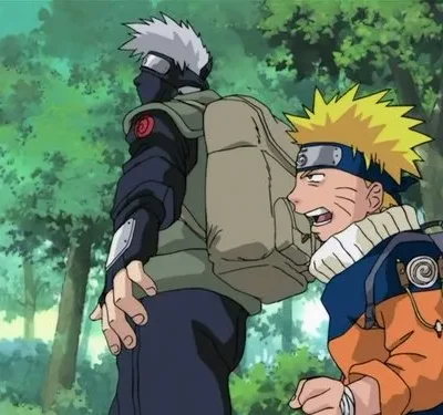 Um ninja mascarado de cabelo cinza lidera um jovem loiro de roupa laranja e azul, que parece surpreso, em uma floresta verde.