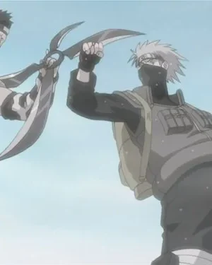 Dois ninjas se enfrentam sob um céu nublado. Um tem o rosto enfaixado e armas grandes; o outro tem cabelo prateado e máscara.