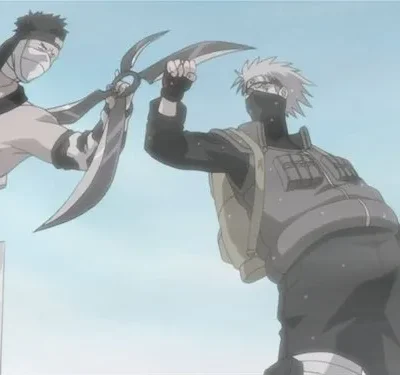 Dois ninjas se enfrentam sob um céu nublado. Um tem o rosto enfaixado e armas grandes; o outro tem cabelo prateado e máscara.