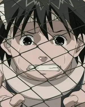Close-up de menino anime chorando e agarrando uma tela de arame. Ele parece desesperado, com lágrimas escorrendo.