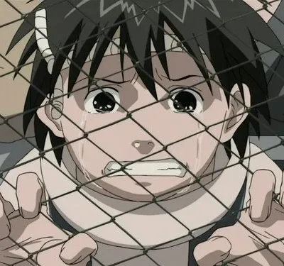 Close-up de menino anime chorando e agarrando uma tela de arame. Ele parece desesperado, com lágrimas escorrendo.
