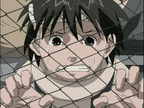 Naruto – T01E11:A Terra Onde uma Vez um Herói Viveu 1 Close-up de menino anime chorando e agarrando uma tela de arame. Ele parece desesperado,com lágrimas escorrendo.